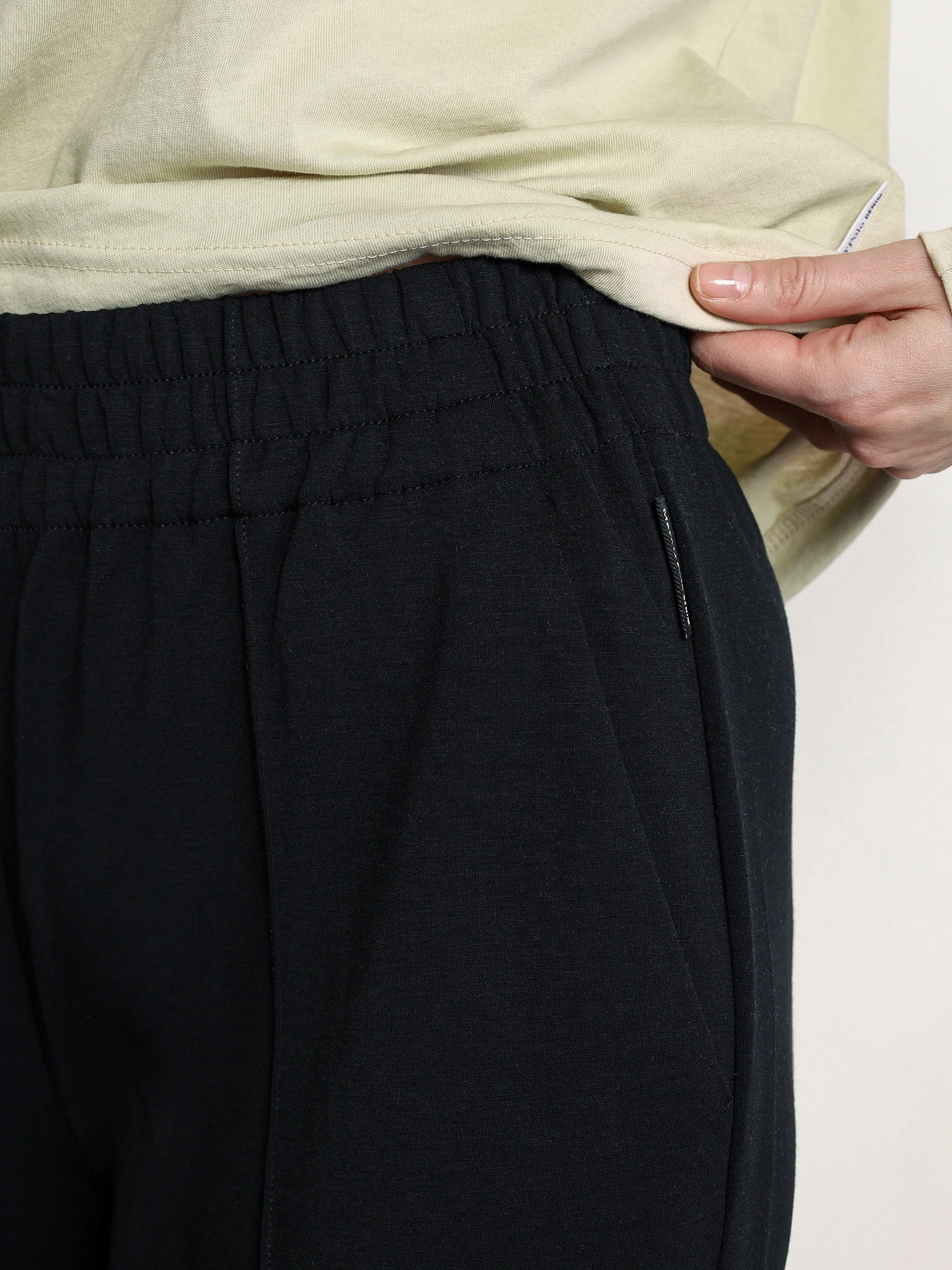 Брюки трикотажные черного цвета свободного кроя